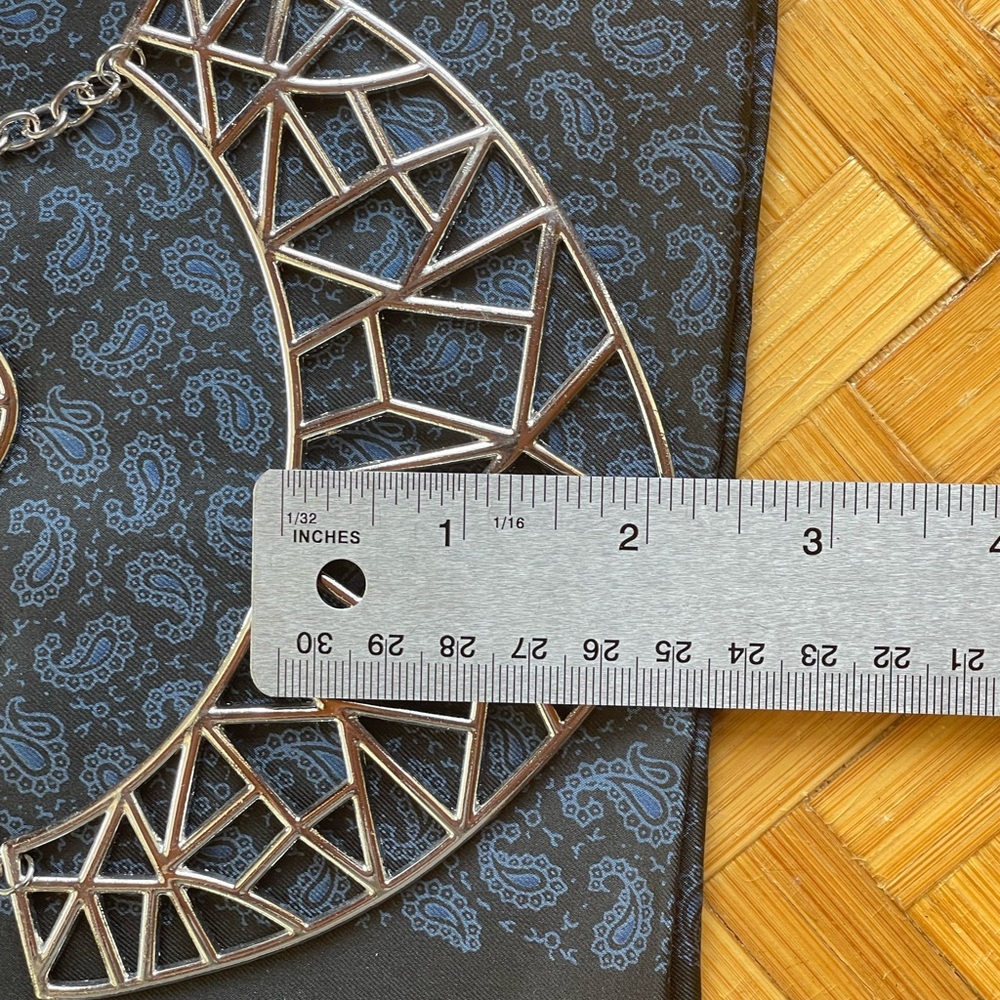 Geometric silver toned metal necklace & earring set - Picture 10 of 11